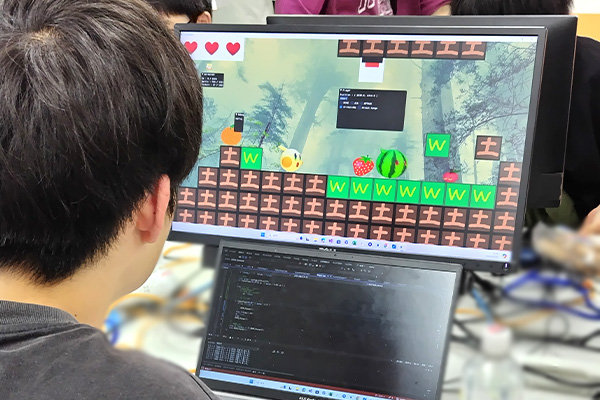 夏休みも共同制作が進んでいます❗️✨️🎮️